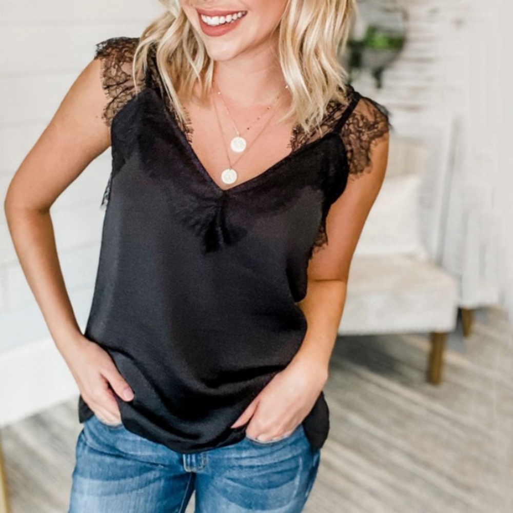 🔹New🔹Black Scallop Lace Blouse